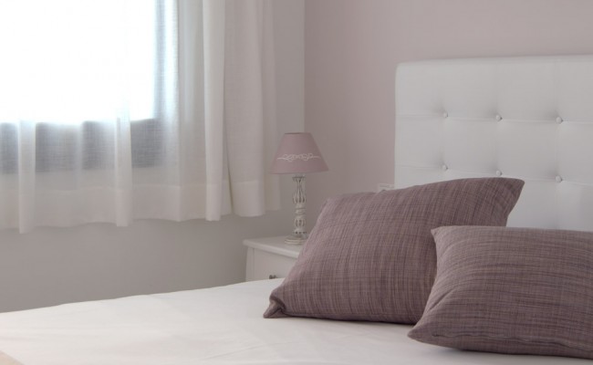 habitacio-cala-tamarit-llit-matrimoni